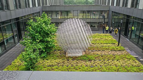 Aufbau der Großplastik des Künstlers Morellet im Innenhof der FH Bielefeld 