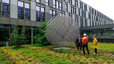 Aufbau der Großplastik im Innenhof der Uni Bielefeld