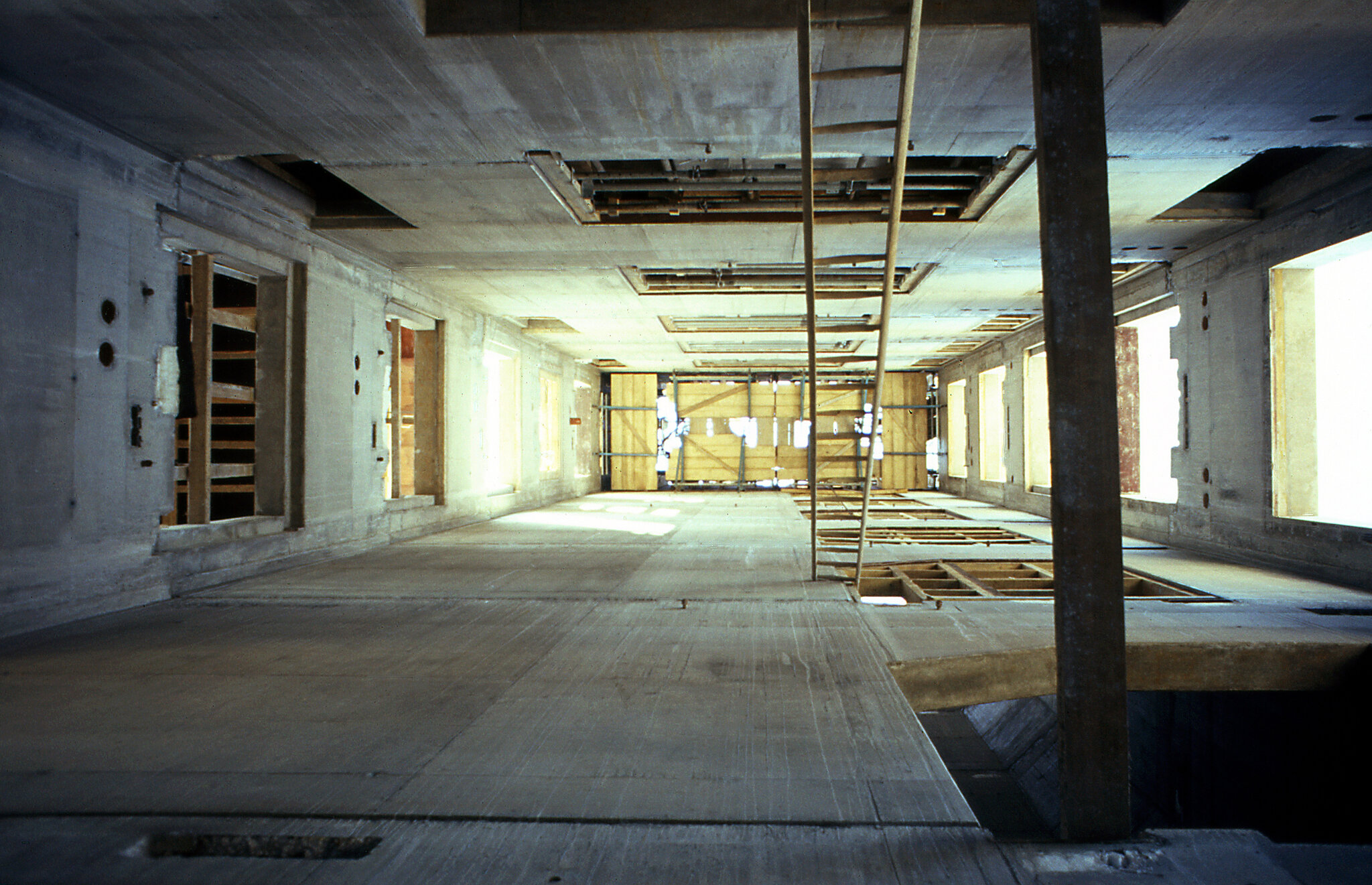 Eine Holzleiter steht im alten Rohbau