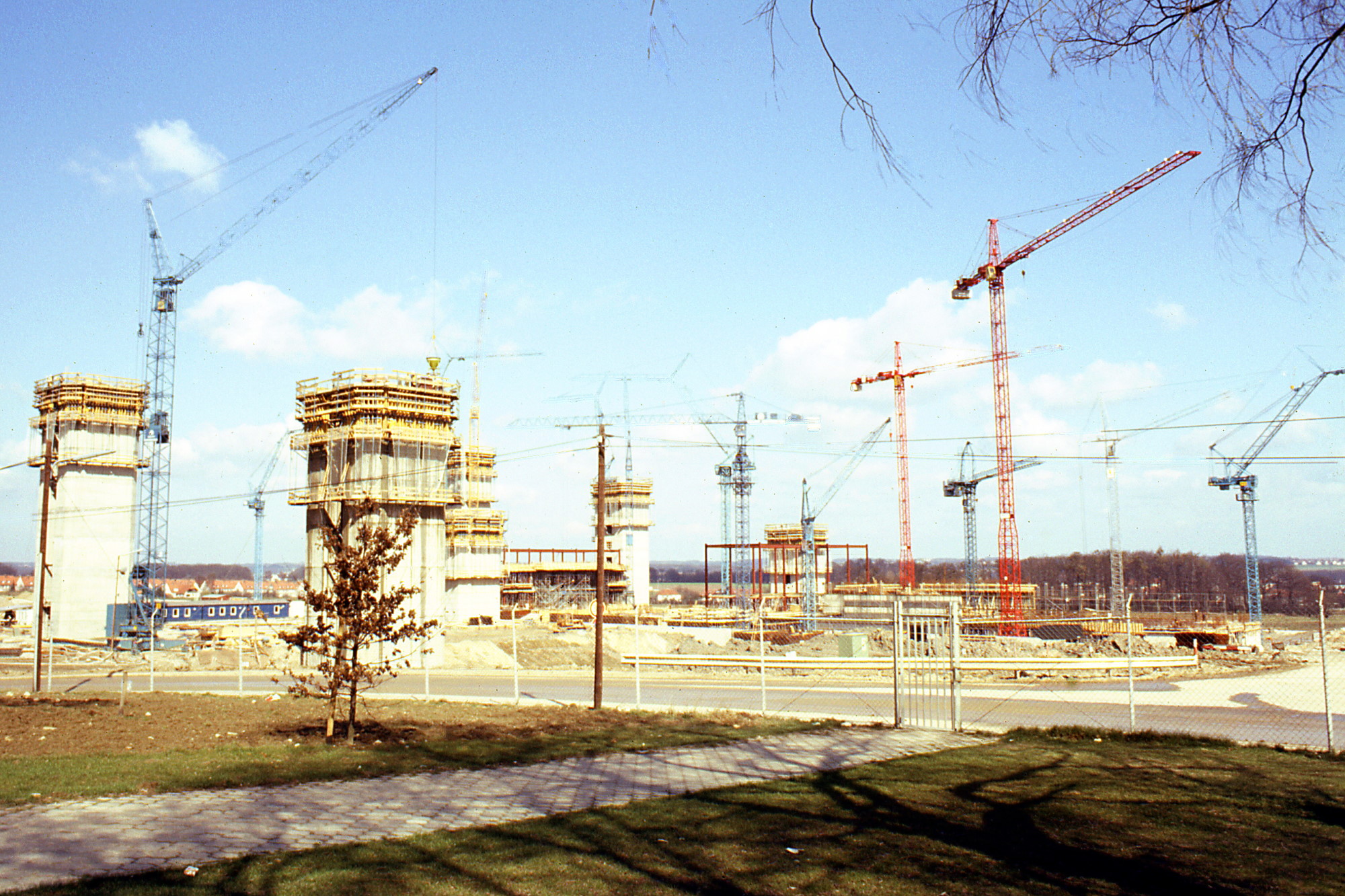 Viele Kräne auf der Baustelle des UHG