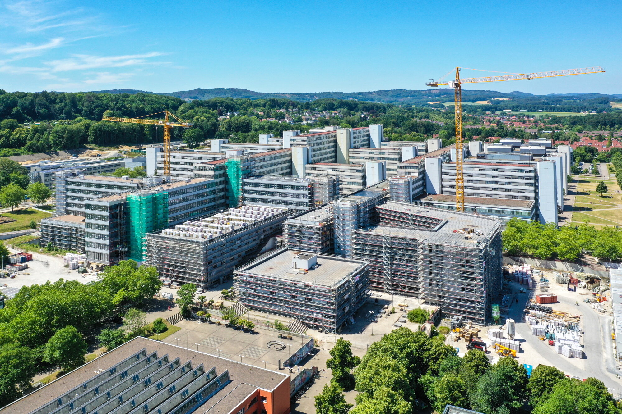 Blick auf das gesamte Hauptgebäude der Universität Bielefeld mit dem entstehenden Neubau.