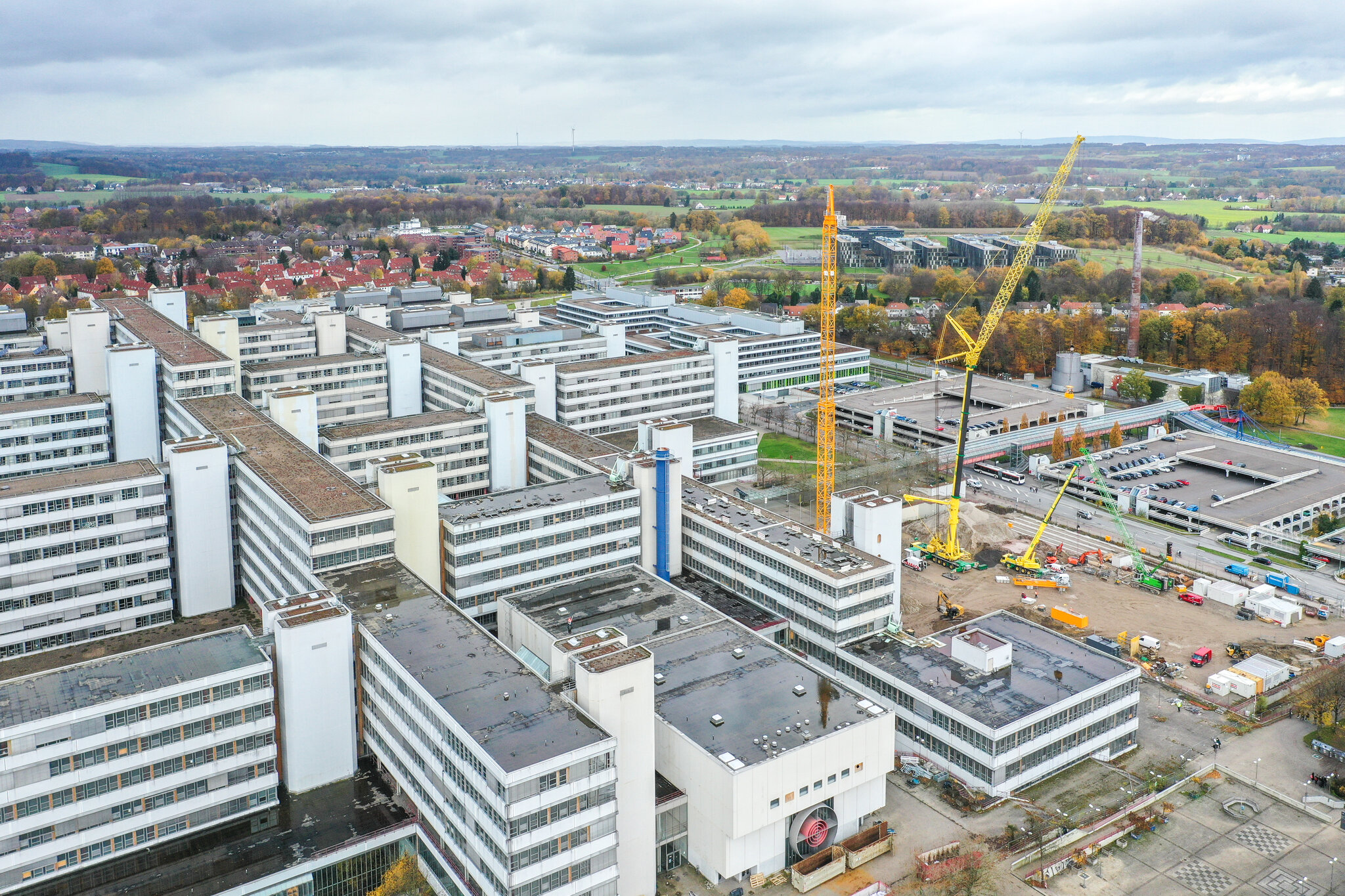 Luftbild Baustelle mit Kran