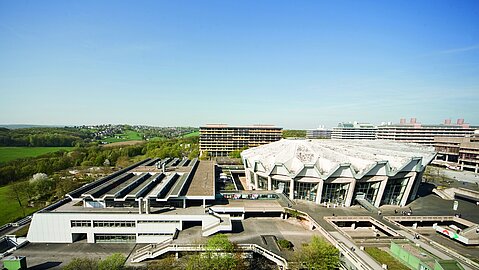 Ein Blick auf die Mensa und das nebenstehende Audimax im Südwesten der RUB