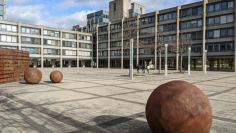 Beim Rundgang auf der Hardthöhe fällt Kunst am Bau auf