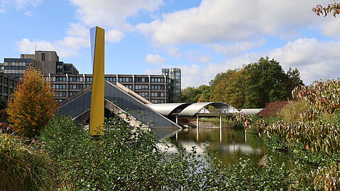 Sicht auf die ehemalige Kantine in begrünter Umgebung