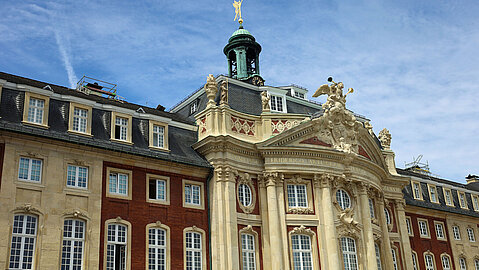 Details der Münsteraner Schlossfassade mit Ornamenten und Statuen