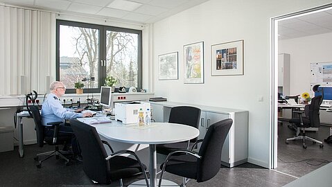 Polizeibeamter sitzt im neuen Büro