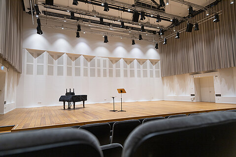 Konzertsaal im Orchesterzentrum mit schwarzem Flügel