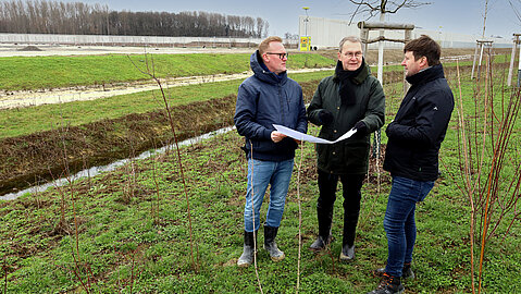 Projektbesprechung zu den Biotopen zwischen Architekten und Niederlassungsleiter