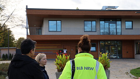 Kurze Teambesprechung vor dem KiTa-Neubau zwischen Projektverantwortlicher und Abteilungsleitung 