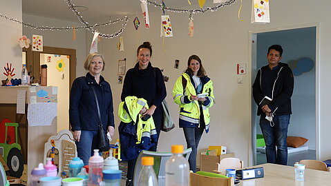 Gemeinsames Foto der Projektverantwortlichen Margrit Auf der Mauer und ihrer Abteilungsleitung Juliane Ritter im Gebäude